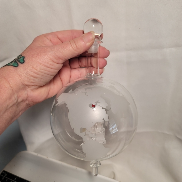 Handmade Liquor/Wine Etched Globe Decanter w/o Stand - Picture 2 of 12